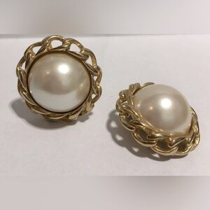 Vintage gold tone Interlocking chain around domed faux pearl.Clip on earnings .